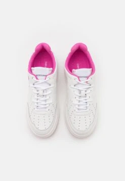 Emporio Armani Sneakers Laag - White/Pink -Deals Shoes Store 2583d59a84a24e21bdb4ac46896bb9be