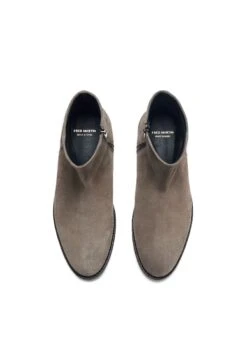 Sotogrande - Korte Laarzen - Caribou Suede 12 Sotogrande - Korte Laarzen - Caribou Suede -Deals Shoes Store 3a0899c6c2ae4c788999acf3cb208bcf