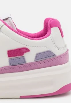 Emporio Armani Sneakers Laag - White/Pink -Deals Shoes Store 6ab5ca49a7734fedb8b7a6f5f1c5966f