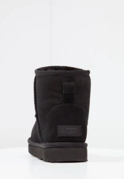 Ugg Classic Mini - Korte Laarzen - Black -Deals Shoes Store 7c7e7382554e433aae7c9c33349d0382