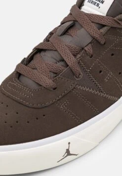 Jordan Series Es - Sneakers Laag - Dark Chocolate/Sail/University Red/White/Light Brown -Deals Shoes Store 7f937909a70a4316a7aa081849594580