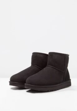 Ugg Classic Mini - Korte Laarzen - Black -Deals Shoes Store 8f5f1153b2b14ed8bbfe614ef767b60c