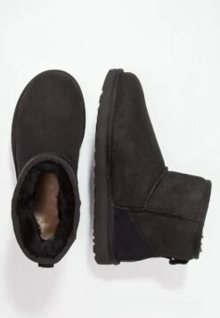 Ugg Classic Mini - Korte Laarzen - Black -Deals Shoes Store 950ad258a20844d78daab006c852955d