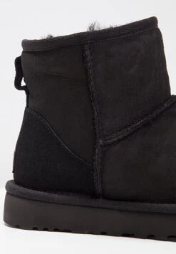 Ugg Classic Mini - Korte Laarzen - Black -Deals Shoes Store a911d1b31add41fdbb8c61a60b9cc56b