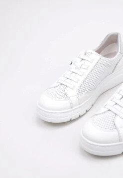 Fluchos Sneakers Laag - White 12 Fluchos Sneakers Laag - White -Deals Shoes Store c4aa0890a83940428b2268e41dce9b83