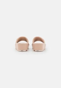 DKNY Jasna Platform Slide- Muiltjes Met Hak - Gold Sand -Deals Shoes Store c92000a9bd7243ec9b6332c8d230afd3