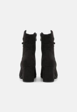 Marco Tozzi Korte Laarzen - Black 9 Marco Tozzi Korte Laarzen - Black -Deals Shoes Store cdee38c6d23e442ca93770fa813161d2