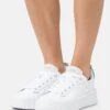 Lacoste Carnaby Plat 223 2 Sfa - Sneakers Laag - White/Dark Green