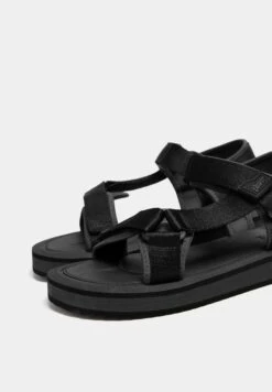 PULL & BEAR Contrast Technical - Sandalen - Black -Deals Shoes Store d87e3703e34844fbbf9cfb8bf3f58180