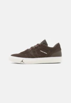 Jordan Series Es - Sneakers Laag - Dark Chocolate/Sail/University Red/White/Light Brown