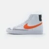 Nike Sportswear Blazer Mid '77 Bg Unisex - Sneakers Hoog - White/Safety Orange-Wolf Grey-Black