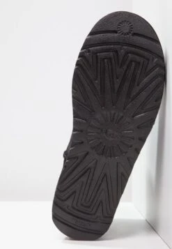 Ugg Classic Mini - Korte Laarzen - Black -Deals Shoes Store f357604ec0b446cf92cd699ddaccbfab