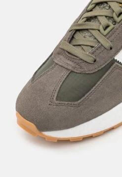 Adidas Originals Retropy E5 Unisex - Sneakers Laag - Olive Strata/Footwear White/Shadow Olive -Deals Shoes Store fdaa67a7fb3b45958a4eaa2651f454bd